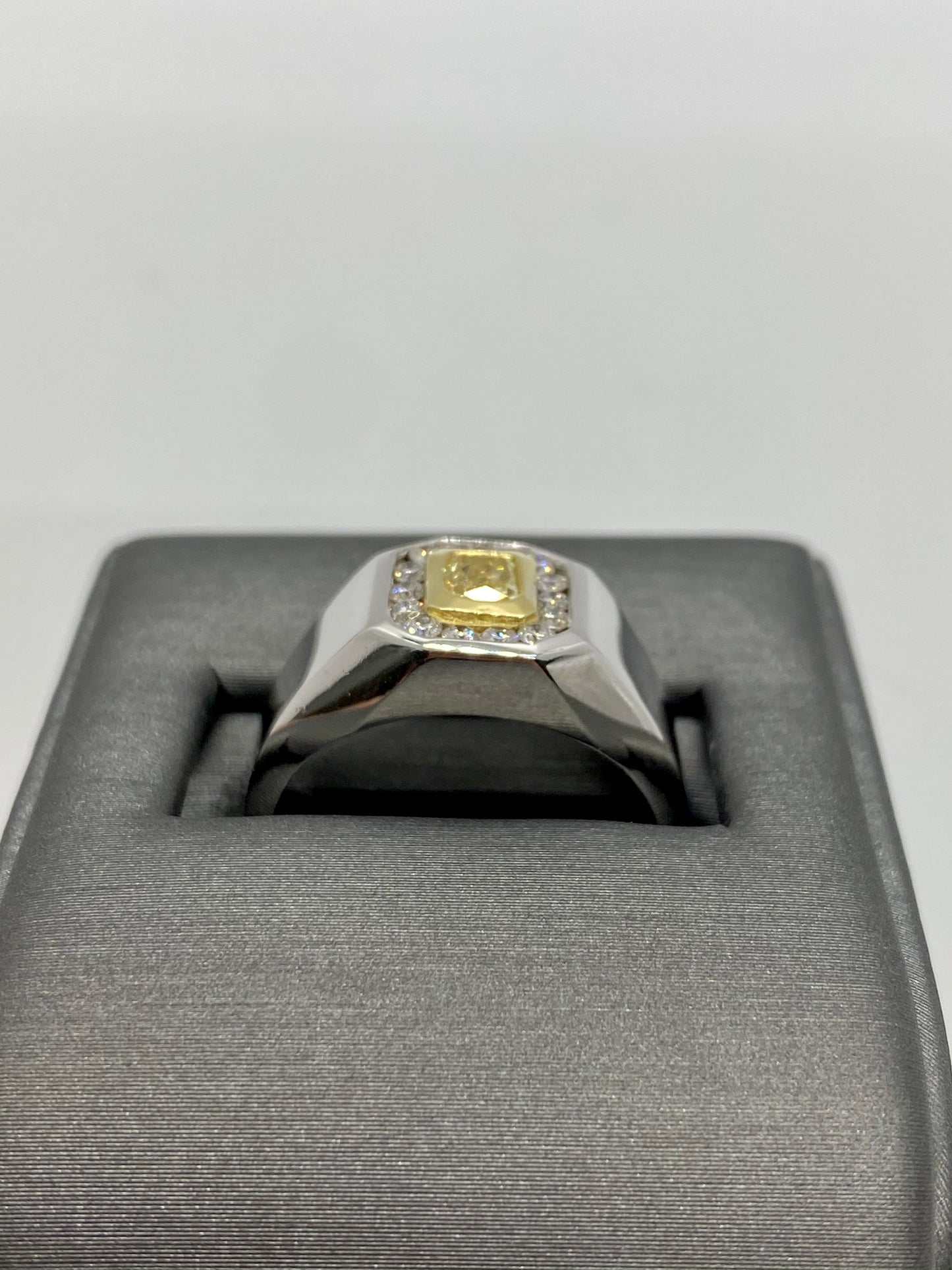 MEN'S YELLOW DIAMOND RING R23391
